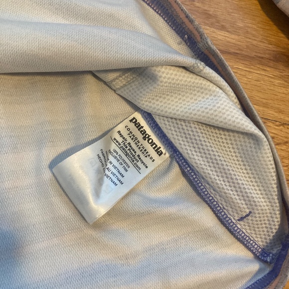 W's Patagonia Striped Sun Shirt Hoodie - Picture 5 of 6